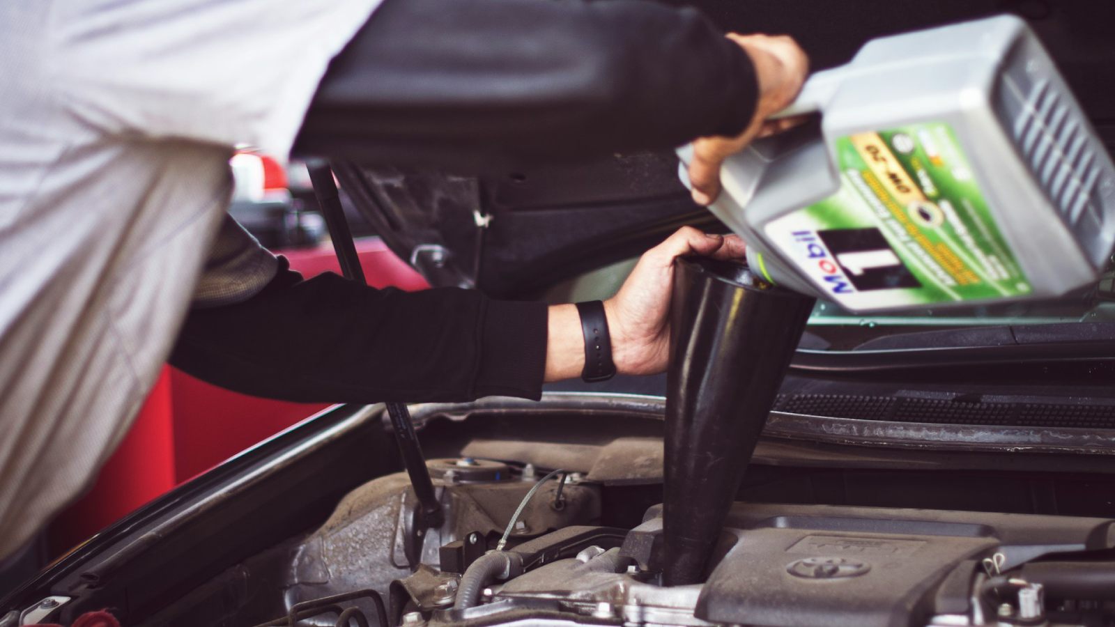 How to Change Oil: A Guide to Do It Yourself